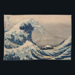 Katsushika Hokusai. Die große Welle vor Kanagawa Geschirrtuch<br><div class="desc">Katsushika Hokusai. Die große Welle vor Kanagawa. Die Große Welle vor Kanagawa,  auch bekannt als die Große Welle,  aus der Reihe 36 Ansichten des Fuji (Fugaku sanjūrokkei) Katsushika Hokusai,  1829-1833. Reproduktion berühmter Kunstbilder im öffentlichen Bereich.</div>