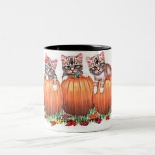 Kätzchen auf Kürbis zu Halloween Zweifarbige Tasse