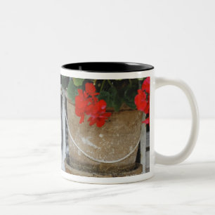 Kätzchen, das heraus Fenster schaut Zweifarbige Tasse