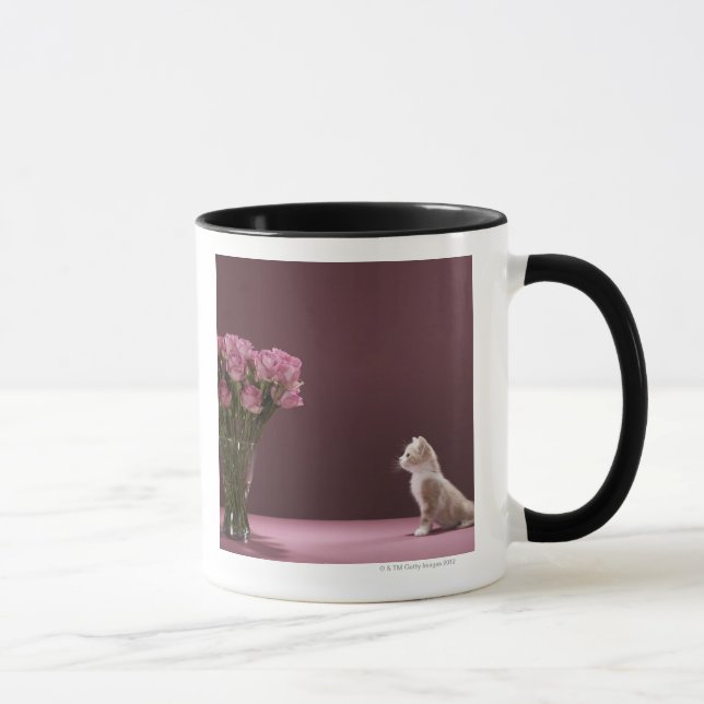 Kätzchen, das Vase Rosen betrachtet Tasse (Rechts)