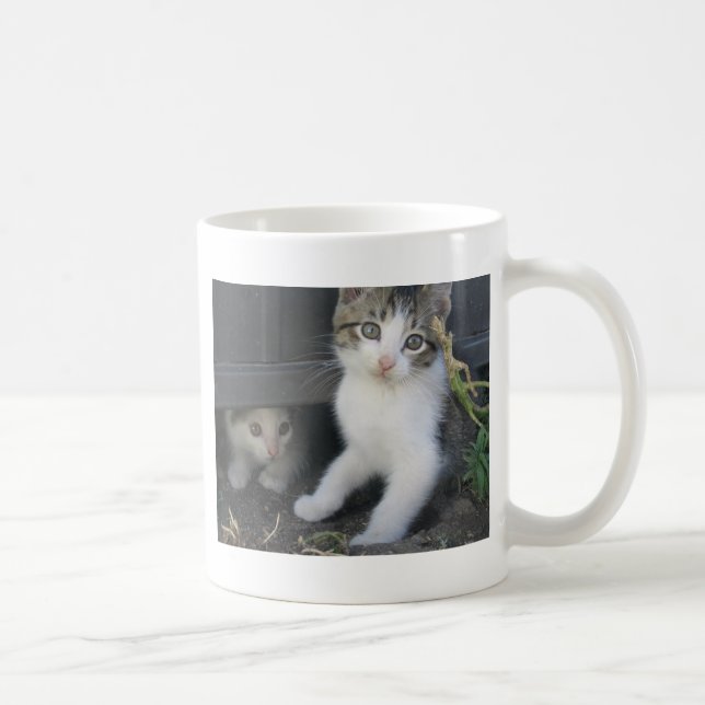 Kätzchen, die auf der Bauernhof-Tasse spielen Kaffeetasse (Rechts)