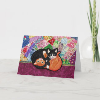 Kätzchen, die auf Steppdecke spielen -- leere Karte