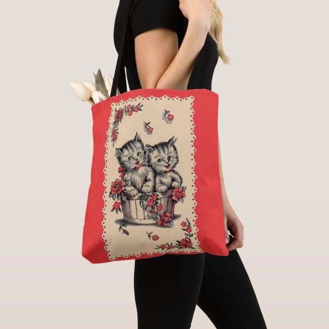 Kätzchen in einem Blume-Korb Tasche (Von Nahem)