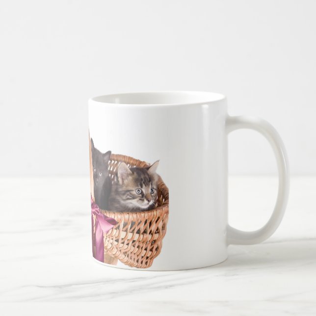 Kätzchen in einem Weidenkorb Kaffeetasse (Rechts)