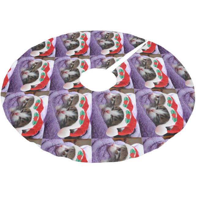 Kätzchen in Weihnachtsmannmützen Weihnachts Muster Polyester Weihnachtsbaumdecke (Schrägansicht)