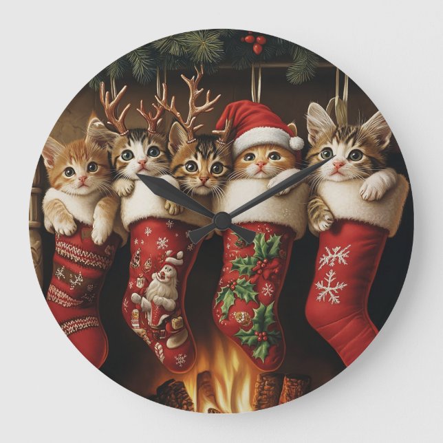 Kätzchen in Weihnachtsstrümpfen am Kamin Große Wanduhr (Vorderseite)