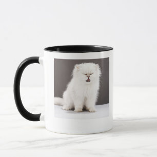 Kätzchen mit den Augen geschlossen Tasse