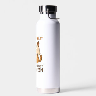 Kätzchen mit einer Maske, bereit für sein erstes H Trinkflasche