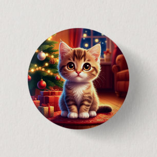 Kätzchen sitzt neben leuchtendem Weihnachtsbaum Button