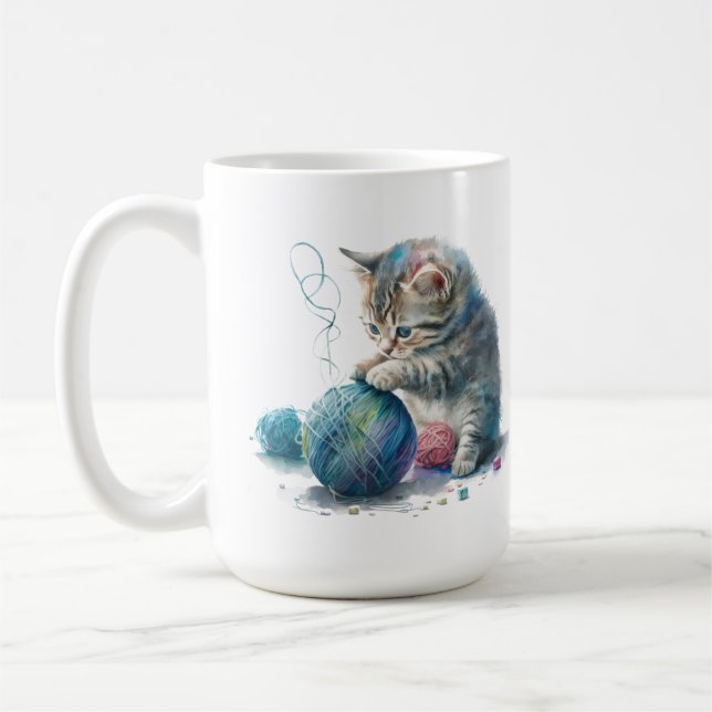 Kätzchen spielen mit einem Ball aus Garn Kaffeetasse (Links)