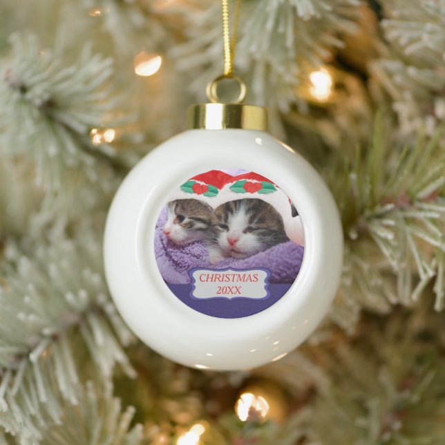 Kätzchen Tragen roter Weihnachtsmannmützen Weihnac Keramik Kugel-Ornament (Baum)