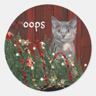 Kätzchen und gefallener Weihnachtsbaum Runder Aufkleber