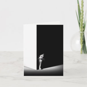 Kätzchen versteckt sich im dunklen Schatten Karte