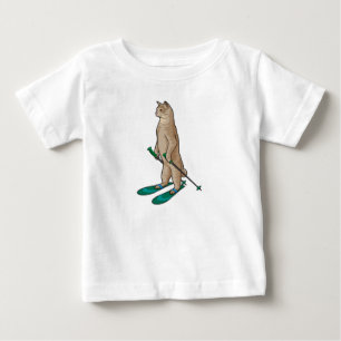Katze als Skifahrer mit Ski- und Skistöcken Baby T-shirt