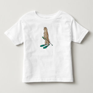 Katze als Skifahrer mit Ski- und Skistöcken Kleinkind T-shirt