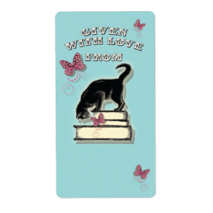 Katze auf Büchern, die mit Liebe Buchzeichen gegeb