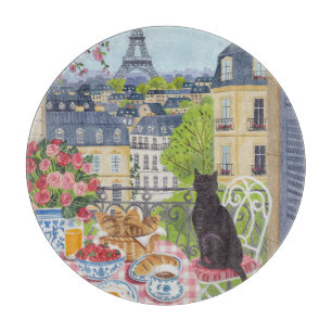 Katze auf dem Balkon in Paris beim Frühstück am Ei Schneidebrett