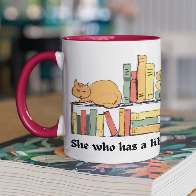 Katze auf der virtuellen Bibliothek, die von Hand  Kaffeetasse (She who has a library and a cat has everything! This unique library cat art extends around the mug.
)