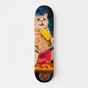 Katze auf eine Pizza, die Lollo isst Skateboard