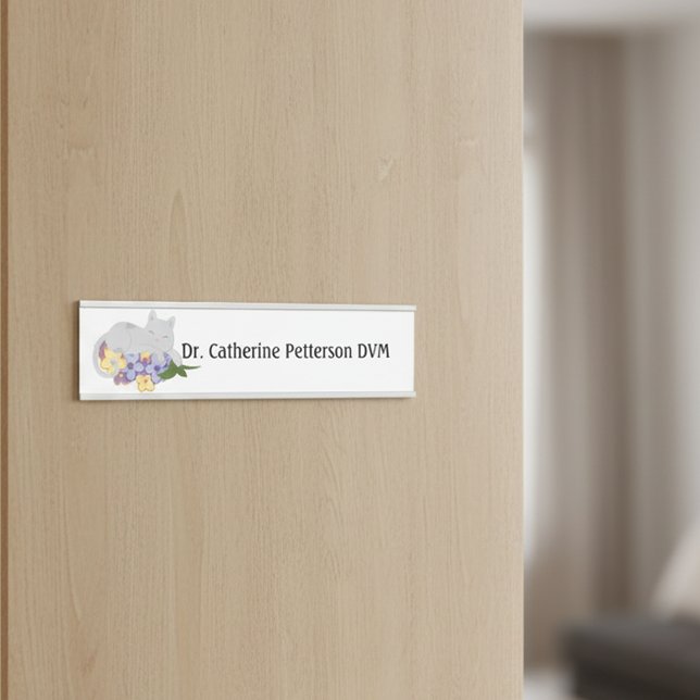 Katze auf einem Bettchen mit Blume für Tierärzte Türschild (Von Creator hochgeladen)