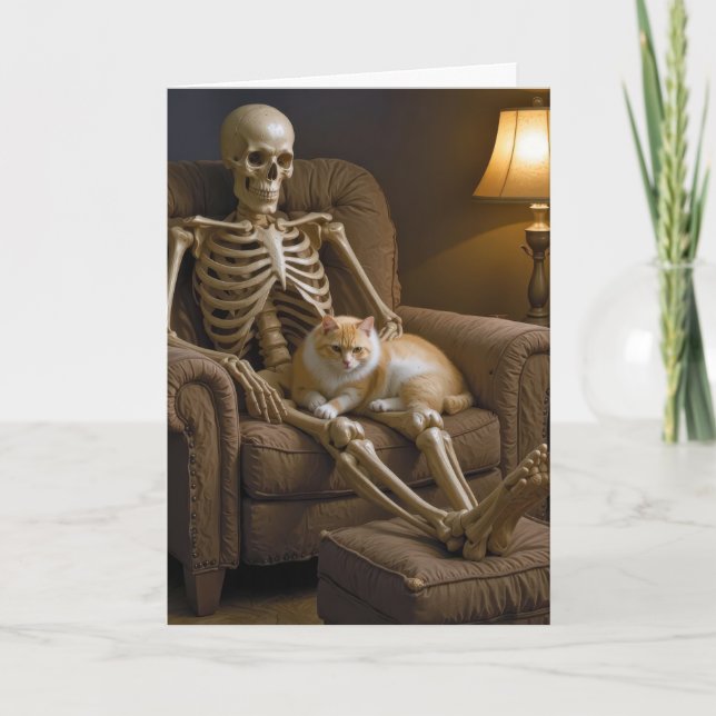 Katze auf einem Halloween-Skelett Karte (Vorderseite)