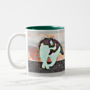 Katze auf einem heißen Zinndach durch eLiN Zweifarbige Tasse