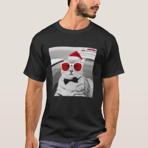 Katze auf einem Kreuzfahrtschiff mit einem Weihnac T-Shirt