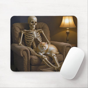 Katze auf einem Skelettschoss Mousepad