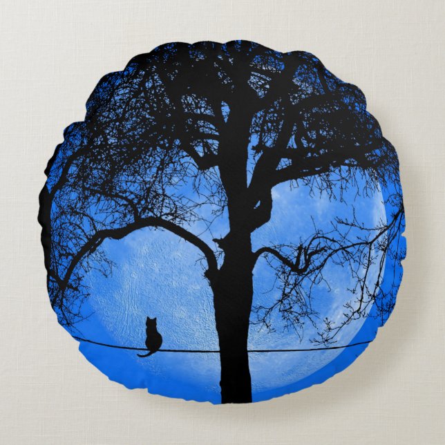 Katze auf einem Wirt Blue Moon Rundes Kissen (Vorderseite)
