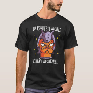 Katze auf Hund. Da weiß sie nichts, schläft wohin. T-Shirt