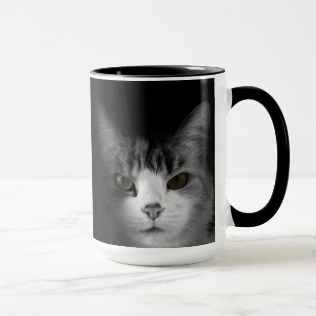Katze auf schwarzer Tasse (Rechts)