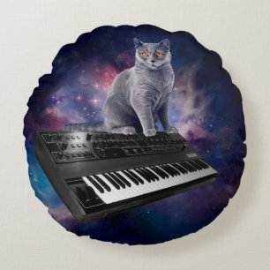 Katze auf Synthesizer im Weltraum Rundes Kissen