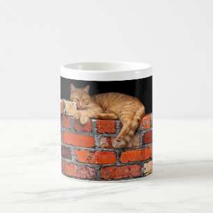 Katze auf Ziegelmauer Kaffeetasse
