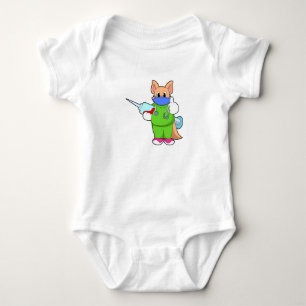 Katze bei Impfung mit Spritze Baby Strampler