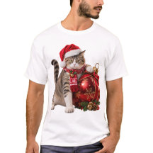 Katze bewacht einen riesigen Weihnachtsschmuck