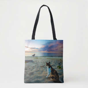 Katze, die auf einem Strand sitzt Tasche
