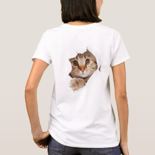 Katze, die durch die Rückseite der T-Shirt