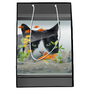 Katze, die im Aquarium blickt Mittlere Geschenktüte