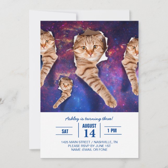 Katze, die im zerrissenen Loch auf der Weltraumsei Einladung (Vorderseite)