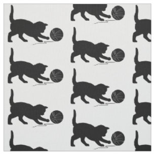 Katze, die mit einem Ball des Garns spielt Stoff