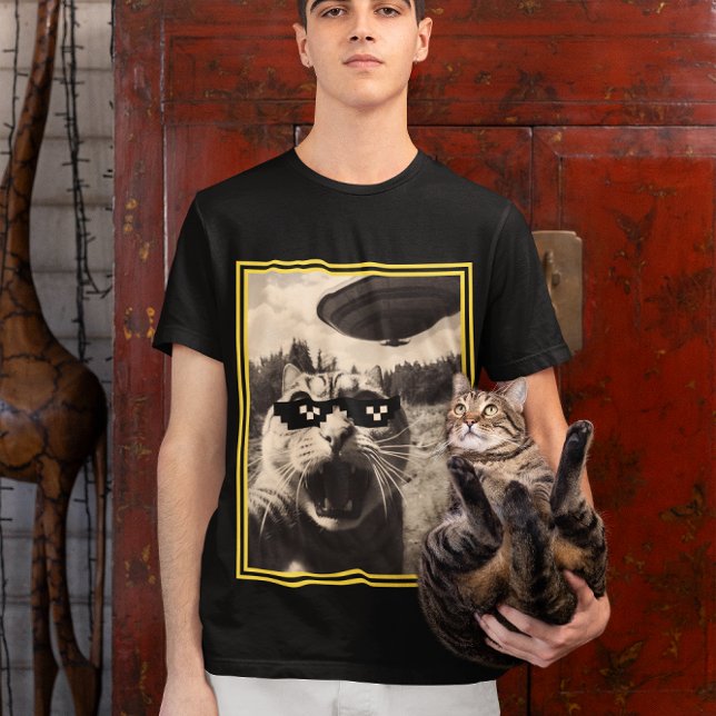 Katze, die selfie meme ufos nimmt T-Shirt (Von Creator hochgeladen)