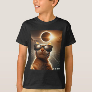 Katze, die sich mit Solar 2024 Eclipse Wearin selb T-Shirt
