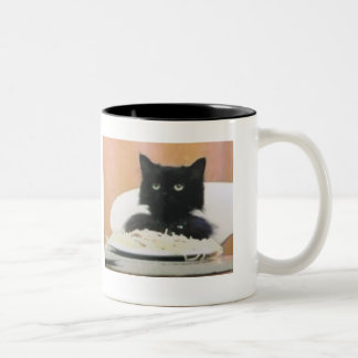 Katze, die Spaghettis isst Zweifarbige Tasse