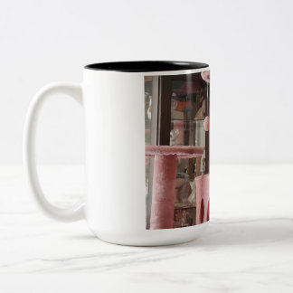 Katze entspannt sich gerade zweifarbige tasse