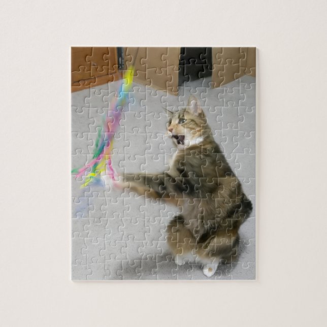 Katze greift das Teasertoy-Puzzle an (Vertikal)
