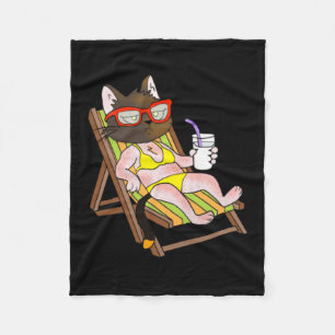 Katze im Bikini auf einem Strandstuhl trinkend Fleecedecke
