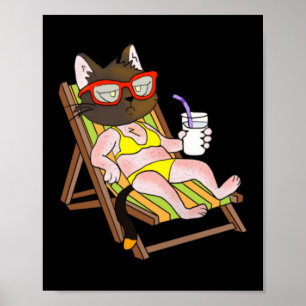 Katze im Bikini auf einem Strandstuhl trinkend Poster