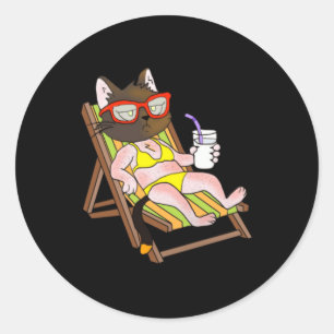 Katze im Bikini auf einem Strandstuhl trinkend Runder Aufkleber