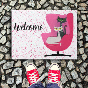 Katze im Retro-Stil in rosa Sessel mit weißen Punk Fußmatte