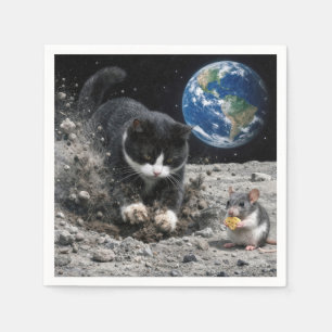 Katze im Smoking gräbt einen Mondkrater mit einer  Serviette